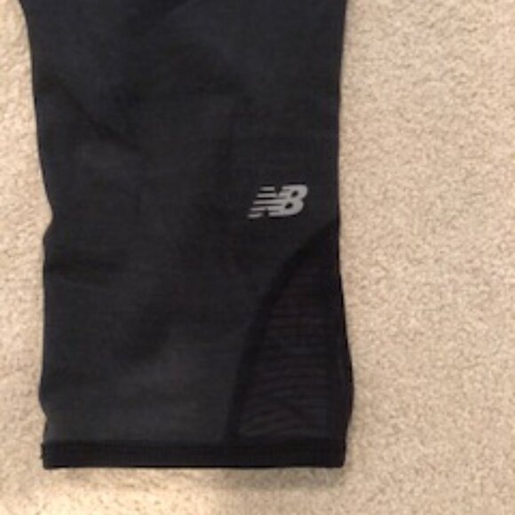 New Balance Achieve Reversible Mid Rise Crop Leggings in Stripes/Solid Gray Sz L - Picture 7 of 7